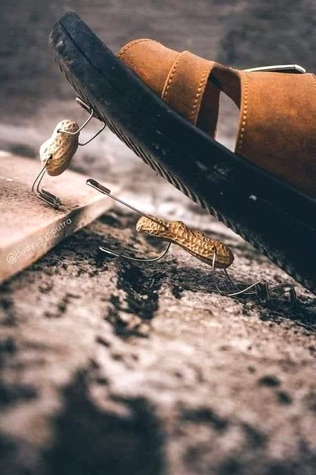 پھر اس کے بعد زمانے نے مجھ کو روند دیا
میں گر پڑا تھا۔۔۔۔کسی اور کو اٹھاتے ہوئے !!