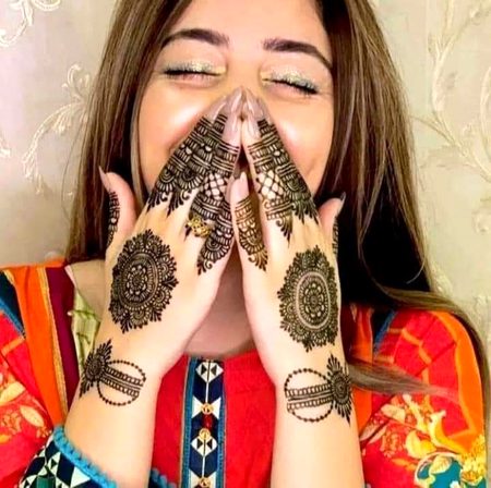 چھوڑ کر نہـیں.
توڑ کر گیا ہےوہ. 
اور پھر کہتا ہے اپنا خیال رکھنا🔥 Mahii 💔