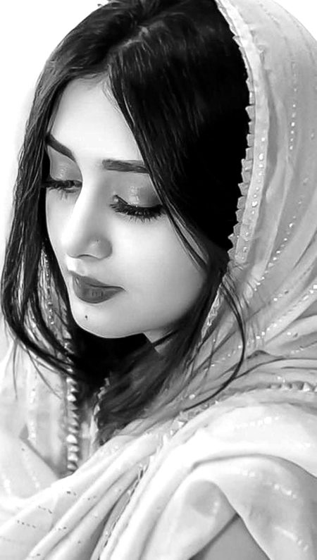 تہمت بھی لگی ہم پر محبت کے سبب..
بدنام جو ہوئے تو سزا وار ٹھہرے.
دنیا نے کہا عشق فقط کھیل ہے.
ہم ہار بھی گئے تو وفادار ٹھہرے💔Unzii🥀