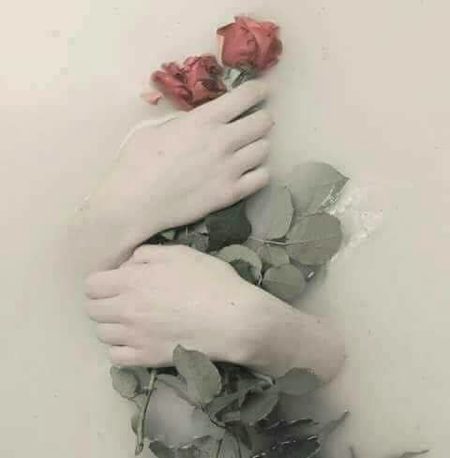 *خود کو کبھی"ماضی" کا قیدی مت بنائیں-*
*وہ ایک سبق تھا،*
*عمر بھر کی سزا نہیں*