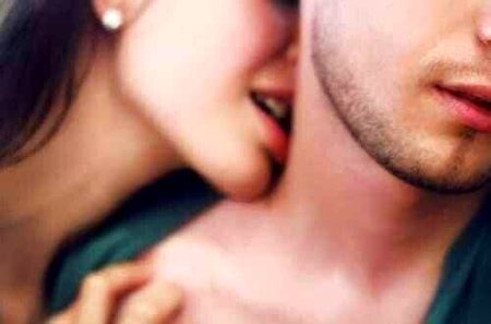 نشہ رہتا ہے تیرے ہونٹوں کا💋💋
لوگ کہتے ہیں میں نے پی رکھی ہے🙊😍😘