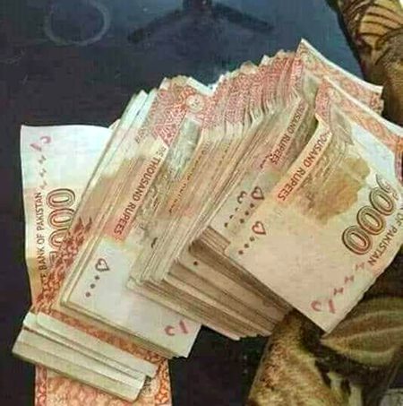 انسان کتنا ہی امیر کیوں نہ بن جائے
تکلیف بیچ نہیں سکتا اور سکون خرید نہیں سکتا۔ 🥀