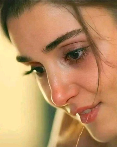 بہت گہرا ہے سکوں، بہت اجلی ہے خاموشی.
بہت آباد لہجے میں، بہت سنسان ہے کوئی💔Unzii🥀