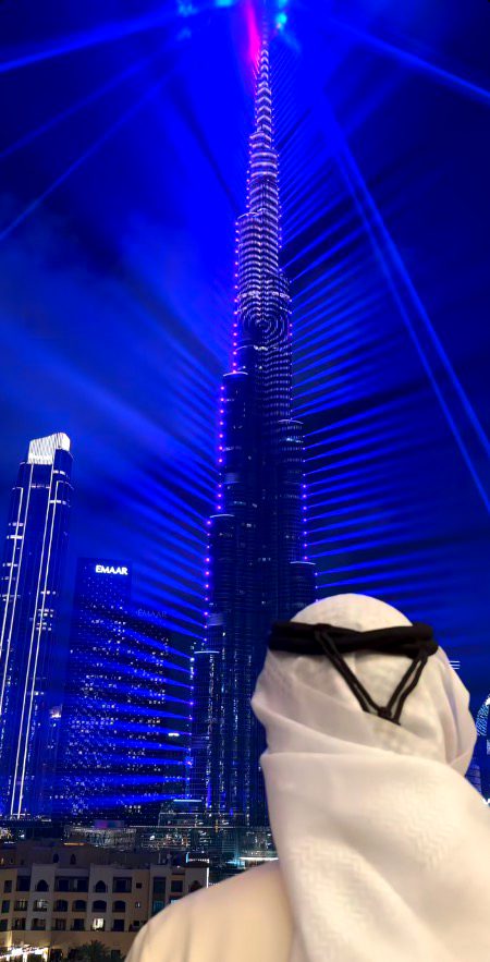 اني امر دبي وعيوني تشوف وغارقة...