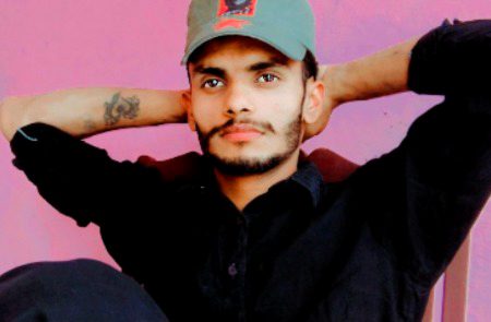 -" میرے پاس ایسا کچھ بھی نہیں، جس کی بنا پر میں تم سے کہہ سکوں کہ "مجھ سے محبت کرو_" 🙂💔