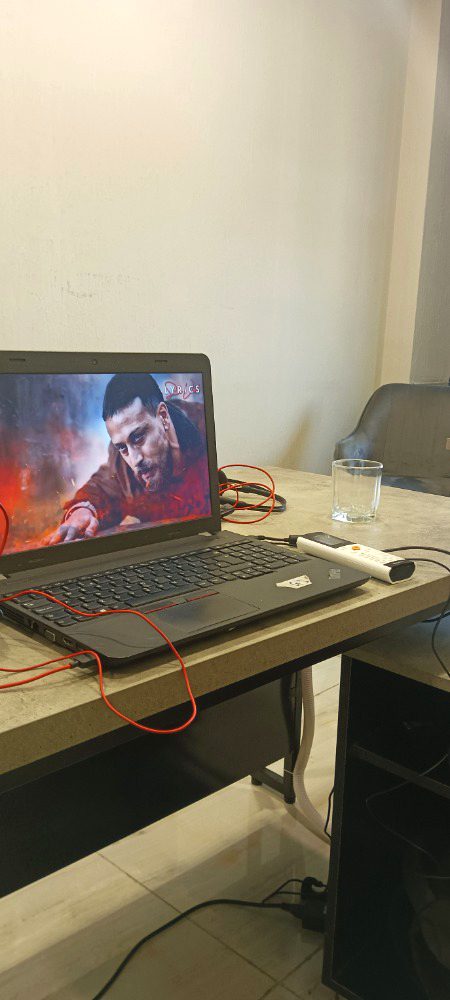 Ghar se kam krny ata hu.. yaha beth ka marjaana marjaana sun ka chala jata Hu 🙂