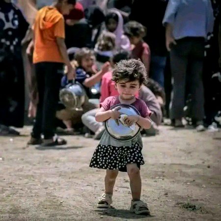 ہم لوگ وصال و ہجر پہ روتے ہیں زار و قطار 
دکھ درد اس سے پوچھئے جسے بھوک کھا گئی