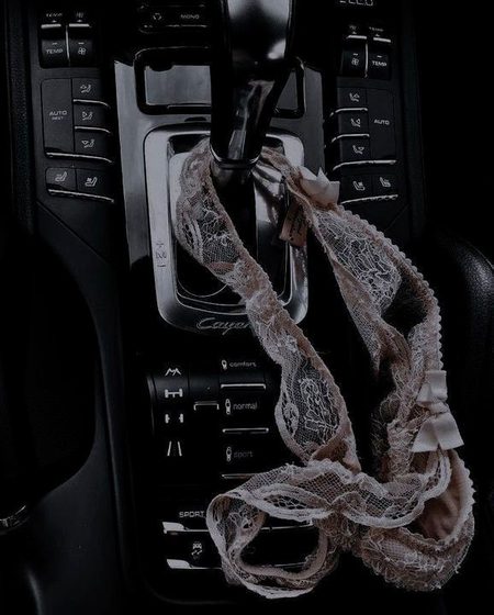 جب وہ یوں اپنی قیمتی  چیزیں تمھارے پاس چھوڑنے لگے تو سمجھ جاو کہ تم اسکے سکون کی آج کل وجہ ہو !