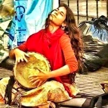 ﮐﻮﻥ ﻟَﻮﭨﺎ ﮨﮯ ، ﯾﮩﺎﮞ ﻋِﺸﻖ ﻣﯿﮟ ﻏﺎﺯﯼ ﺑﻦ ﮐﺮ
ﻣﯿﮟ ﺍُﺳﮯ ﭘﺎ ﻧﮧ ﺳﮑﺎ ، ﭘﮑّﺎ ﻧﻤﺎﺯﯼ ﺑﻦ ﮐﺮ
ﻣﯿﮟ ﻧﮯ ﭼﺎﮨﺎ ﮨﮯ ﺍُﺳﮯ ﻣﯿﺮ ﮐﯽ ﺍُﺭﺩﻭ ﮐﯽ ﻃﺮﺡ
ﻭﮦ ﻣُﺠﮭﮯ ﺁﺝ ﺑﮭﯽ ﻣﻠﺘﺎ ﮨﮯ ، ﺭﯾﺎﺿﯽ ﺑﻦ ﮐﺮ