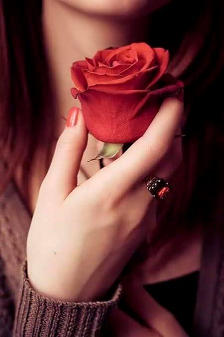 ﻣﯿﮟ ﺍﭘﻨﯽ ﺫﺍﺕ ﮐﮯصحرا ﻣﯿﮟ .. جب ﺭﮦ گیا ﺗﻨﮩﺎ
ﭘﮭﺮ ﺍُﺱ ﮐﮯ ﺑﻌﺪ ﻣﺠﮭﮯ ﺷﺎﻋِﺮﯼ ﮐﺎ ﺷﻮﻕ ﮨﻮا