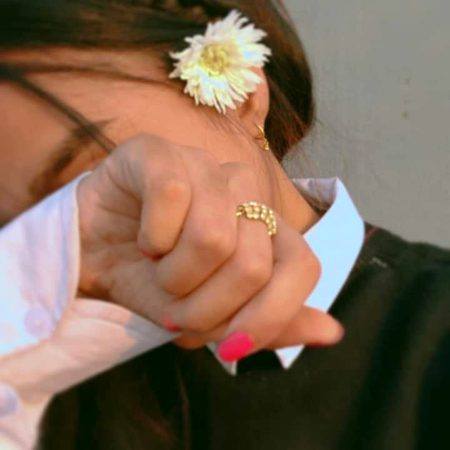 سب سے چھپا کر درد جو وہ مسکرا دیا
اس کی ہنسی نے تو آج مجھے رلا دیا
لہجے سے اٹھ رہا تھا ہر اک درد کا دھواں
چہرہ بتا رہا تھا کہ کچھ گنواہ دیا 
آواز میں ٹہراؤ تھا آنکھوں میں نمی تھی
اور کہہ رہا تھا کہ میں نے سب کچھ بھلا دیا
جانے کیا اس کو لوگوں سے تھی شکایتیں
تنہایوں کے دیس میں خود کو بسا دیا
خود بھی وہ ہم سے بچھڑ کر ادھورا سا ہو گیا
مجھ کو بھی اتنے لوگوں میں تنہا بنا دیا🔥 Mahii 💔