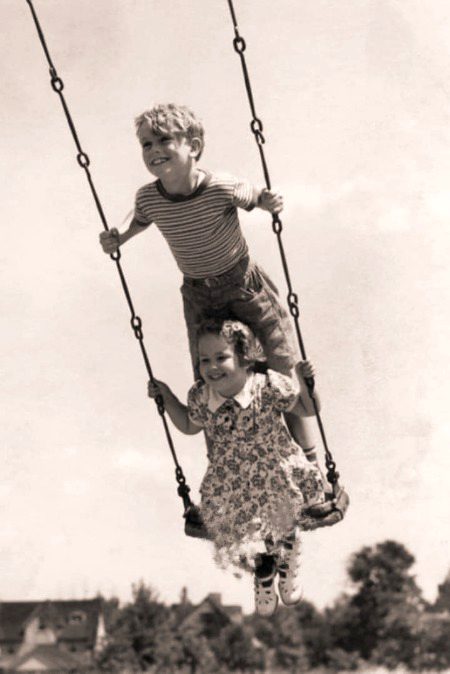 مسکراہٹ ، تبسم ، ہنسی ، قہقہے
سب کے سب کھو گئے ، ہم بڑے ہو گئے
🖤🙂