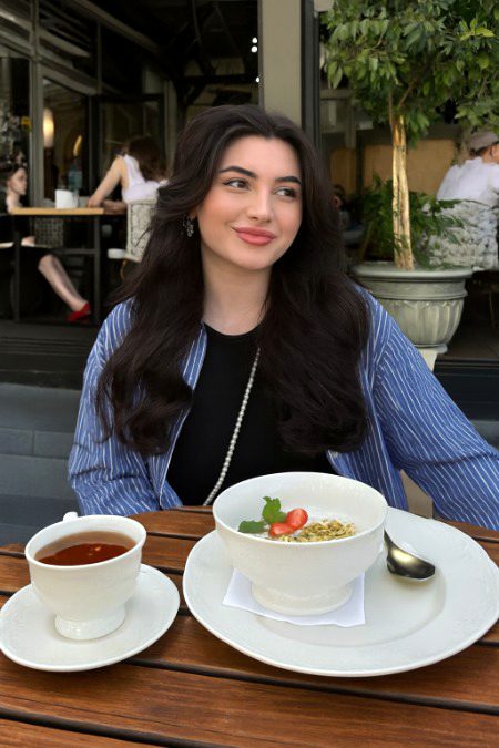 Larkiya kitni be khubsurat hon
lekin agar ikhlaq ki achi na ho to kisi ko achi nahi lagti