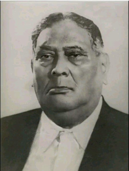 یہ ہیں شیرِ بنگال مولوی ابو القاسم فضل الحق جنہوں نے 23یا22 مارچ 1940 کو قرارداد پاکستان پیش کی۔ پاکستان بنے کے بعد جب آپ وزیر داخلہ بنے تو ان کو بھی غداری کا سرٹیفکیٹ ملا۔ آمروں  کے خلاف آواز اٹھائی۔ پاکستان بنے کے صرف چار سال بعد 1952 میں آمروں کی طرف سے سرِعام تشدد کا نشانہ بنایا گیا جس میں آپ زخمی ہوگئے۔ پھر صوبہ بنگال چلے گئے، سعودی عرب کے بادشاہ نے اپنا طیارہ ڈھاکہ بھیج کر انہیں کراچی واپس بلوایا۔ کچھ عرصہ بعد آپ کو گرفتار کرکے نظر بند کر دیا گیا۔ اور آپ 1962 کو خالقِ حقیقی سے جا ملے۔ 
آپ نے برصغیر کا سب سے اعلی تعلیمی اعزاز حاصل کیا۔ کیمسٹری اور میتھ کے بعد وکالت کی۔ آپ حیران ہو گے کہ جواہر لال نہرو آپ کا سیکرٹری رہا۔ تقسیم سے پہلے بنگال کے پہلے وزیر اعلیٰ رہے، تقسیم کے بعد پاکستان کے وزیرِ داخلہ اور بہت سے عہدوں پر فائز رہے،