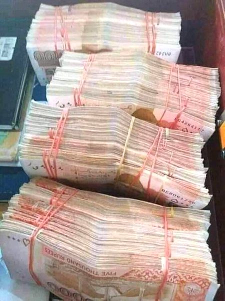 کیا اتنا پیسہ خرچ کرکے سچی محبت'بھروسہ
خریدھ جاسکھتا ھے؟
🤐🤐🤐