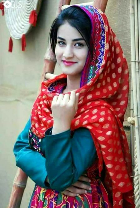 *تیرے شہر کے بازاروں میں نیلام ہونا چاہتا ہوں* 
😘*اے وقت کی زلیخا تیرا غلام ہونا چاہتا ہوں*