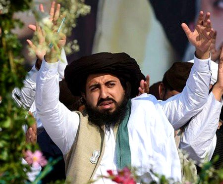 دل لگ جائے گا کسی سے پیار کر کے تو دیکھو 
 زندگی سنور جائے گی کسی سے دل لگا کر تو دیکھو .❣️
امیر محترم 😘
