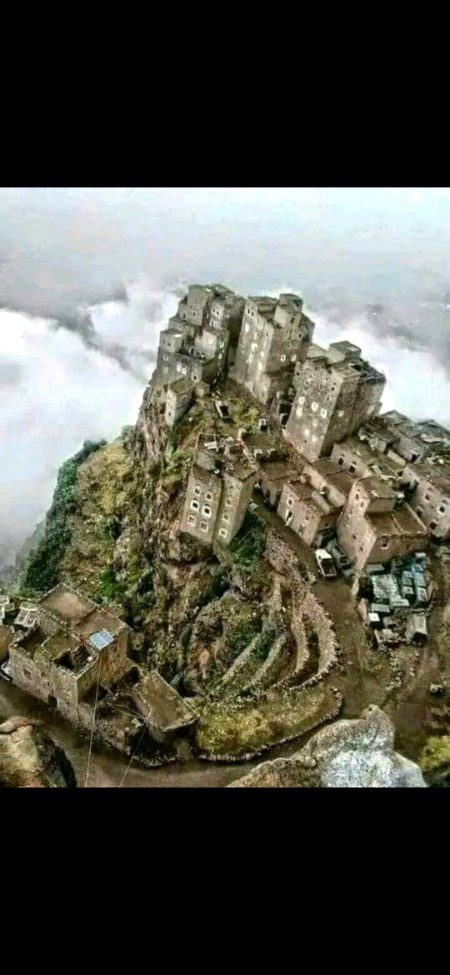 ⭕ *دنیا کا واحد گاؤں جہاں بادلوں کے اوپر ہونے کی وجہ سے کبھی بارش نہیں ہوتی۔ یہ یمنی دارالحکومت صنعاء کے مغرب میں واقع "مناخہ" ڈائریکٹوریٹ کے "حراز" ضلع میں "الحطیب" کا گاؤں ہے، جہاں آپ پہاڑوں کی چوٹیوں سے انتہائی تخلیقی، الہی، جمالیاتی نظارے دیکھ سکتے ہیں۔ ایک بہت اونچے پہاڑ کے دامن میں بنائی گئی پینٹنگز، اس حد تک کہ بادل چل رہے ہیں اور اس کے نیچے بارش ہو رہی ہے، صرف 400 افراد پر مشتمل یہ گاؤں مستند یمنی کافی اگانے کے لیے مشہور ہے۔*