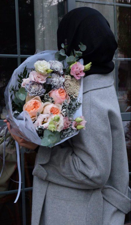 اللہ میں راضی ہوں｡
ہر طرف سے 
وسوسوں کے وار 
لوگ فکروں میں اضافہ کرنے والے 
شیطان مستقبل سے ڈرانے والا 
آنکھ آنسو بہانے والی 
پر دل مطمئن سا اس بات پر🥹
کہ میرے اللہ مجھے کبھی ضائع نہیں کرے گا 
کبھی نہیں 
میں راضی ہوں
ہر فیصلے پر 
ہر حال میں
پر اللہ آپکی اطاعت والی زندگی چاہیے
اس اطاعت میں موت چاہیے
مجھے دنیا کی رنگینیوں میں نہیں کھونا 
مجھے آپکی محبت چاہیمیری محبت میرا اللہ۔۔۔۔۔⁦⁦(；