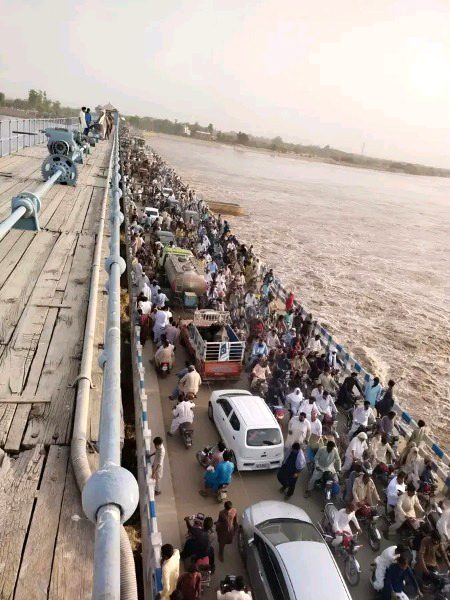 *🛑 پاکستانی اپنی مستی میں 🗣️*
_🌍💥"وہاڑی ہیڈ اسلام پر سیلاب دیکھنے کے لیے عوام کا رش،