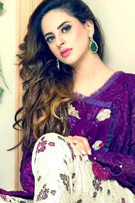 Mn isko zoom kr kr k dkh ra hu,mri psnd jsi ha,masoom chehra,madhosh snkhen,soft lips,lamby bal, sb se barri khsiyt iski masoomiyt...