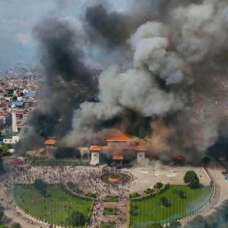 نیپال میں انقلاب کے مناظر 
نیپال میں نوجوانوں نے انقلاب برپا کرکے پارلیمنٹ اور سپریم کورٹ کو آگ لگا دی 🔥
وزیراعظم مستعفی  نیپال کے آرمی عوام کے سامنے سرنڈر  کرفیو کے باوجود قوم نکلی۔❤️❤️❤️بہت کچھ پانے کے لیے کچھ کھونا پڑتا ہے💔💔💔