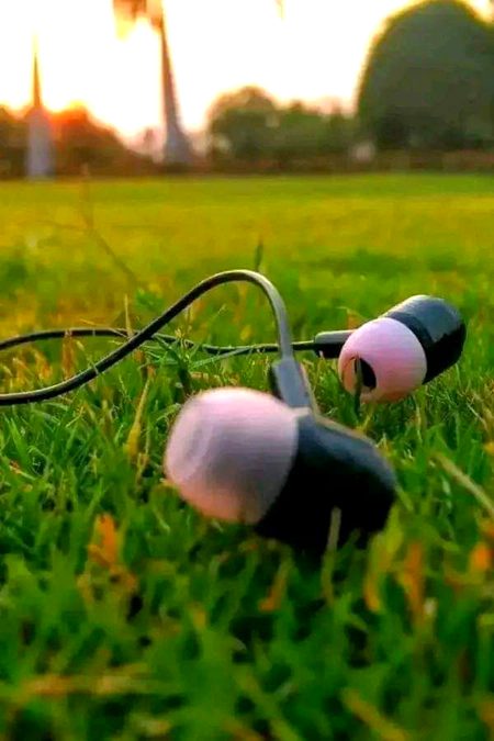 ۔
اپنی اپنی اُداسیاں سب کی،
 اپنے  اپنے  اُجاڑ  خانے  ہیں
🖤