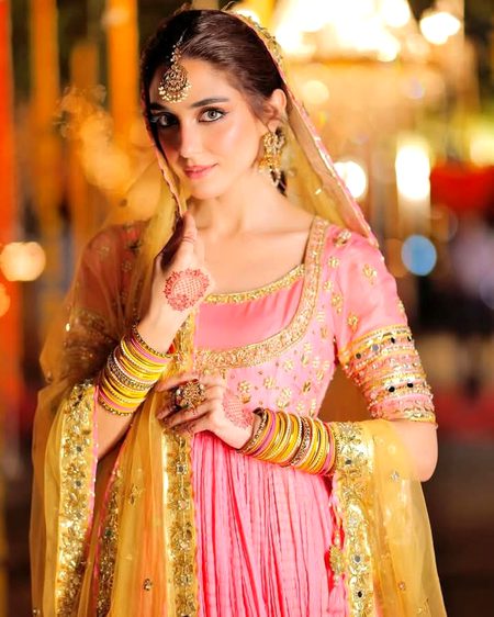 اے رگ جاں کے مکیں تو بھی کبھی غور سے سن ..
دل کـی دھڑکن ترے قدموں کــی صدا لگتی ہے ..
گـو دکھی دل کو بہتــــــ ہم نے بچایا پھر بھی ..
جس جـگہ زخم ہو وہاں چوٹ سدا لگتی ہے💔Unzii🥀