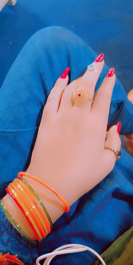 دونوں نے قہقہے میں مصائب چھپا لیے
قصداً ہنسی کے نام پہ دھوکہ کیا گیا
فوٹو کے سارے رنگ اداسی پسند تھے
کچھ مسکراہٹوں کا ڈرامہ کیا گیا