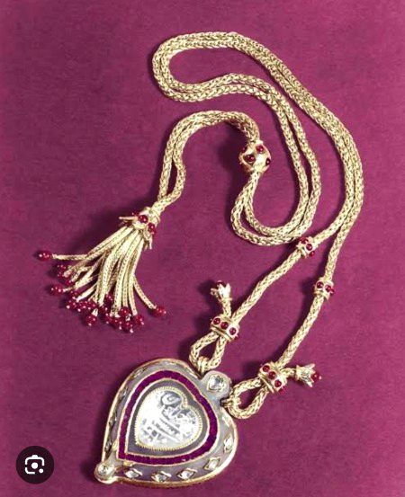 ملکہ نور جہاں کا 400 سال پرانا نیکلیس، جسے "تاج محل ڈائمنڈ" بھی کہا جاتا ہے، ایک تاریخی اور قیمتی نیکلیس ہے۔ یہ  مغل بادشاہ جہانگیر نے اپنی بیوی نور جہاں کو تحفے میں دیا تھا، اور بعد میں شاہ جہان نے اپنی بیوی ممتاز محل کو دیا۔
اس  میں ایک دل کی شکل کا ڈائمنڈ ہے، جو جیڈ پر نصب ہے، اور اس پر فارسی میں "نور جہاں بیگم پادشاہ" اور "1037" لکھا ہوا ہے۔ یہ  17ویں صدی میں بنایا گیا تھا اور اس کا وزن اور قیمت معلوم نہیں ہے ¹۔
یہ  پہلے الیزبتھ ٹیلر کی ملکیت میں تھا، جسے اسے رچرڈ برٹن نے تحفے میں دیا تھا۔ 2011 میں، اسے کرسٹی کے مزاد میں 8.8 ملین ڈالر میں فروخت کیا گیا تھا ² ³۔
🙂