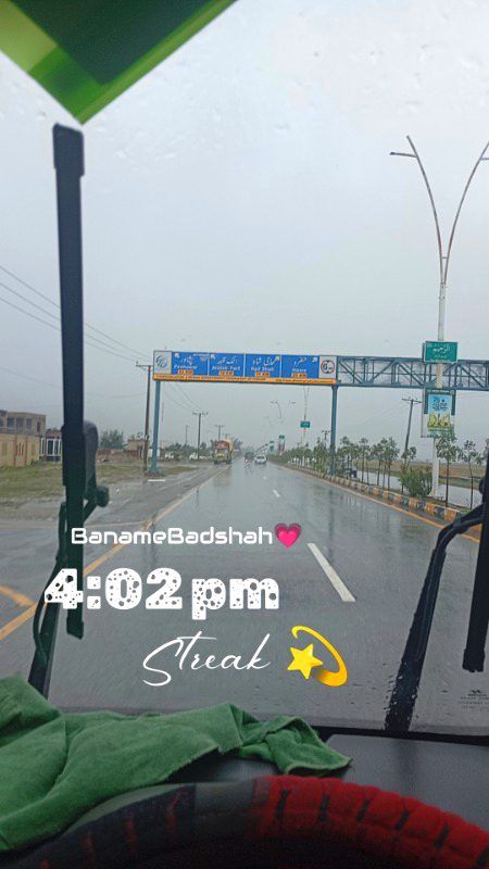 @waleed raza:بارش ہوئی تو پھولوں کے تن چاک ہو گئے
موسم کے ہاتھ بھیگ کے سفاک ہو گئے
بادل کو کیا خبر ہے کہ کے بارش کی چاہ میں
کیسے بلند و بالا شجر خاک ہو گئے