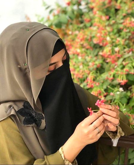 شَأنُ المَرأة الحجاب والحیاء
عورت کی شان حیاء اور پردے سے ہے.🖤