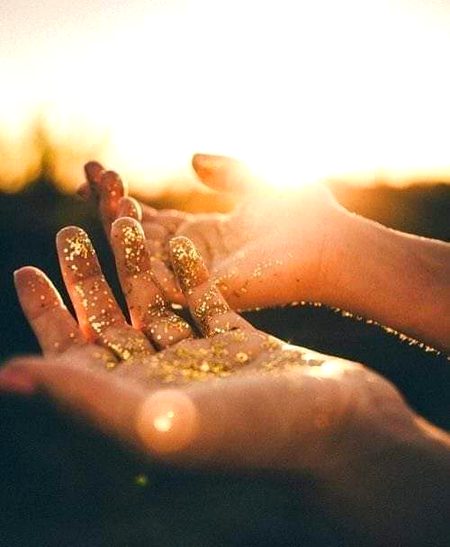 خاک بس خاک میں ملنے کے  لیے ہوتی ہے
ہم ہیں اس واسطے مٹی سے بنائے ہوئے لوگ