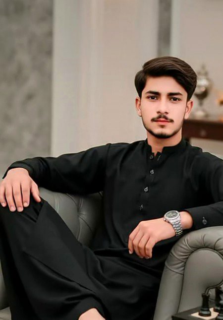 محبت کے محاذوں پر وفا جب خون مانگے تو
یہی غدار عشق! اکثر امن کی بات کرتا ہے
💔😥🙏🏻