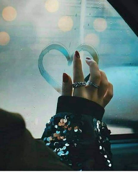 وہ دھند زدہ شیشے پر
شہادت کی انگلی سے
تمہارا نام لکھنا مٹا دینا____!!!
🥀
