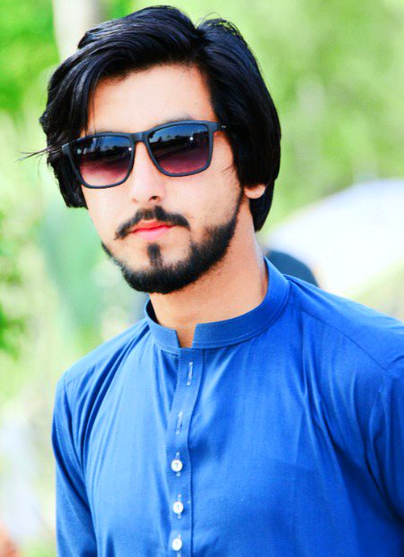 شکر کرو تم پہ مرتے ہیں 
𝐂𝐡𝐚𝐚𝐧𝐝
ورنہ تو ہم زہر سے بھی نہیں مرتے💔