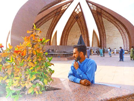 "ہر وہ شخص جو آپ کے قریب بیٹھتا ہے، ضروری نہیں کہ وہ آپ کا خیرخواہ بھی ہو۔"