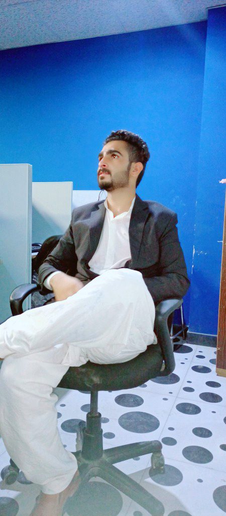 Shiddat e Tishnagi main b ghairat e Meh kashi rahi...
Usne jo phair li nazar maine b jaam rakh diya...