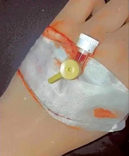 رکھا ہے تیرے ہجر نے بستر سے لگا کر
پر آج تلک جان نہ بیمار کی نکلی😢😢😢😢