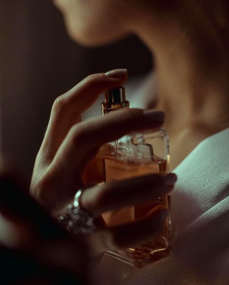 کیوں لگا رکھی ہیں اتنی خوشبوئیں 😌 تیرے اندر ایسا بھی کیا مر گیا؟