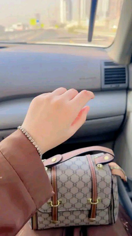 ایک دوسرے کے لیے سٹیٹس لگائے جاتے ہیں مگر سینڈ نہیں کیے جاتے 🥺
ایک دوسرے سے بات کرنے کو ترستے ہیں مگر میسج نہیں کرتے 😢
بعض اوقات انائیں کھا جاتی ہیں محبت کو دوستی کو رشتوں کو 😔