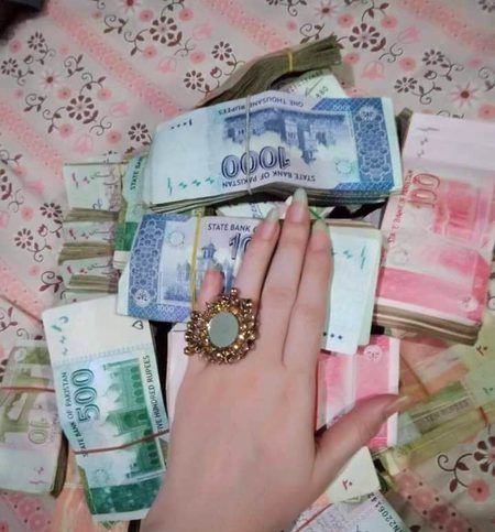 🔥️اسان کي سمجهڻ تنهنجي وس جي ڳالهه ناھي پيارا #
✌️ عمر ننڊي آ پر دنيا کي آزمائي ويٺا آھيون ✌️🔥
💘💘💘💘😜
