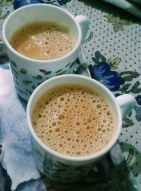 چائے والی لڑکی
ایک دن میں نے مسکرا کر پوچھ لیا،
“تمہارا نام کیا ہے؟”
وہ ہلکا سا مسکرائی اور بولی،
“بس اتنا کہہ دو… چائے والی لڑکی۔”
میں حیران سا رہ گیا اُس جواب پر،
نام تو شاید اس کا اور بھی خوبصورت ہوگا،
مگر اُس نے اپنی پہچان
چائے کی خوشبو میں چھپا رکھی تھی۔
جب وہ کپ میں چائے انڈیلتی ہو گئی 
تو بھاپ کے ساتھ ایک مسکراہٹ بھی اٹھتی ہو گی 
اور یوں لگتا ہے جیسے
سادگی نے کوئی روپ دھار لیا ہو۔
نہ تعارف کی لمبی باتیں،
نہ نام کا کوئی غرور،
بس ایک سادہ سا جملہ—
“کہہ دو چائے والی لڑکی۔”
مگر سچ پوچھو تو
وہ صرف چائے والی لڑکی نہیں،
وہ ہر تھکے ہوئے لمحے کی راحت ہے،
اور ہر خاموش شام کی میٹھی سی مسکراہٹ