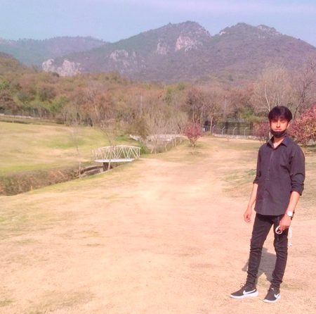 Ay kassh khein asa hota, k do dil hoty sceene mn, 
Aik toot b jata ishq mn to,
Tkleef na hooti jeeni mn.