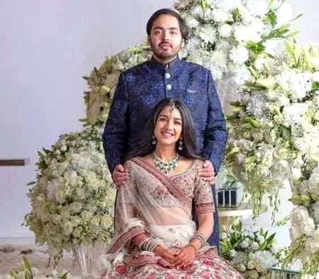 مکیش امبانی کے بیٹے کی شادی پر 50 کروڑ ڈالر خرچ ہوں گے۔ امبانی 114 ارب ڈالر کے اثاثوں کا مالک ہے۔ شادی پر 2800 ڈشیز، پچاس ہزار افراد کو شادی کی تقریب سے پہلے کھانا کھلایا جاے گا ،۔ دنیا بھر سے سلیبرٹیز کی شرکت، بل گیٹس، مارک ذکر برگ ایوانکا ٹرمپ شرکت کریں گی۔ اس فضول خرچی سے بہتر ہے یہ ایک ارب ڈالر اپنے ہمسایوں کو قرض حسنہ دے اور اپنے بچوں کے لئے تاحیات 25 کروڑ دعائیں لے