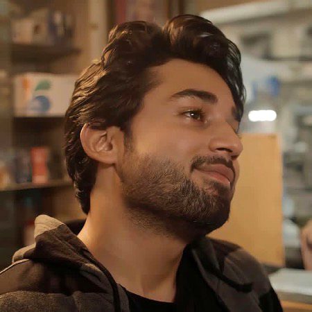 میں رات کو ٹھیک طرح سو نہیں پاتا
نہ دن میں ایسا سکون میسر آتا ہے کہ دل ذرا تھم سکے۔
میں اپنی صحت کا بھی خیال نہیں رکھتا،
سب کچھ دل ہی دل میں دبا لیتا ہوں اور بس مسکرا دیتا ہوں۔
کتنا بُرا ہوں میں
خود اپنے ہی حق میں۔