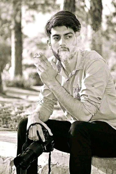 سیاہ لیلیٰ بھی مجنوں کو دی نہ دُنیا نے✨
تمہاری والی کی رَنگت تو خاصی بہتر ہے🥀✍️