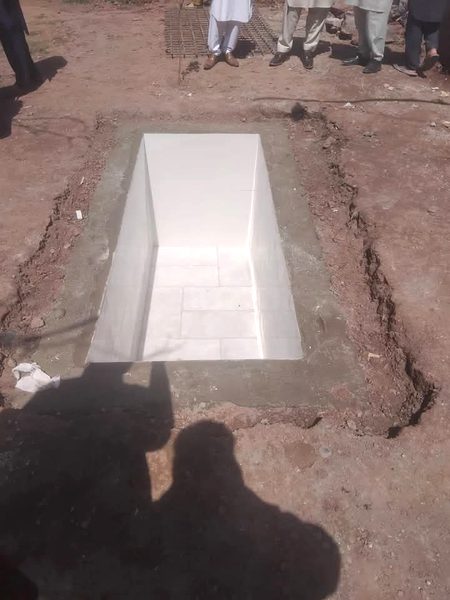 مری موڑا شریف میں پیر صاحب کے مرید کی وفات ہوگئی ہےاور ان کے لیے قبر تیار کی گئی اور اس کے اندر ٹائل لگا دی گئی ہے
میرے خیال میں اسطرح کی پکی قبریں بنانے سے منع فرمایا گیا ۔
انسان مٹی سے بنا ہے اور اسکو مٹی میں ہی مل جانا چاہیے ۔