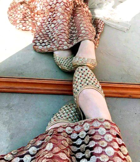 خرید لائی ہے بازار سے وہ ایک آئینہ
یعنی وہ گھر میں نیا رقیب لائی ہے__!!❤️🌸🔥