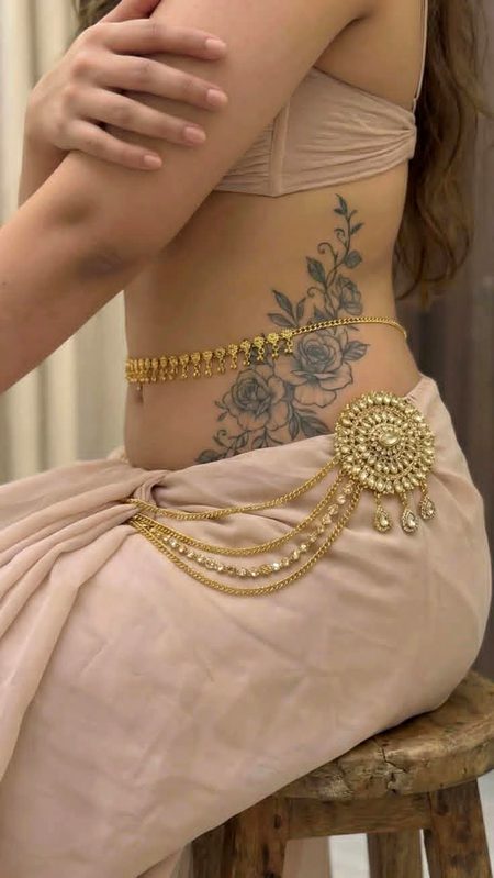 خولګۍ درکوم کافره نه يم
ته په پسته سينا چاپېر غواړي لاسونه